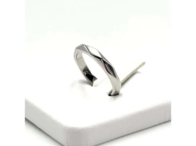 Anillo de banda de platino facetado para mujer Boucheron 