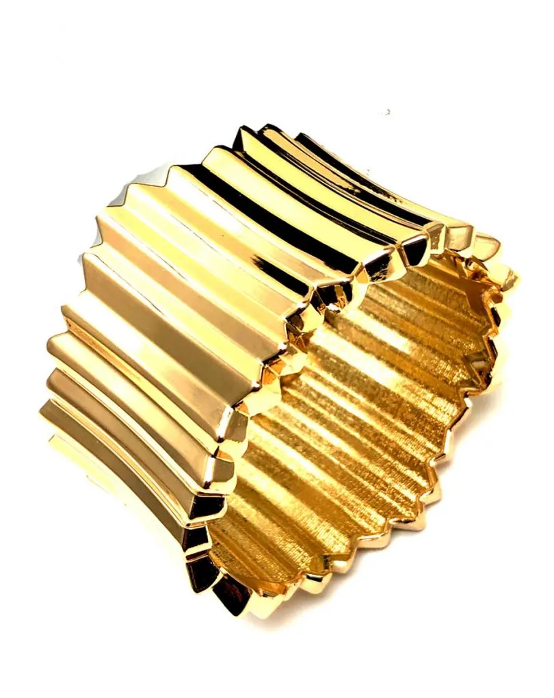 PULSERAS DORADAS ANCHAS CON LAS QUE COMPLETAR TU LOOK
